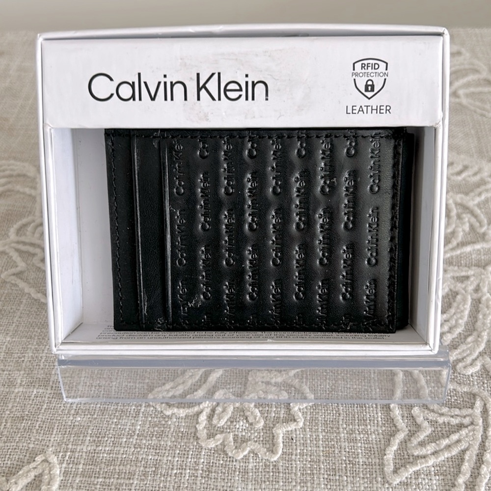 Calvin Klein NIB Logo Black Slim Bifold Card Holdee with RFID Protection